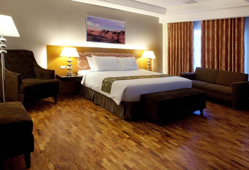 주니어 스위트, Elizabeth Cebu