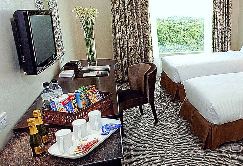 Quarto Triplo Deluxe, Elizabeth Cebu