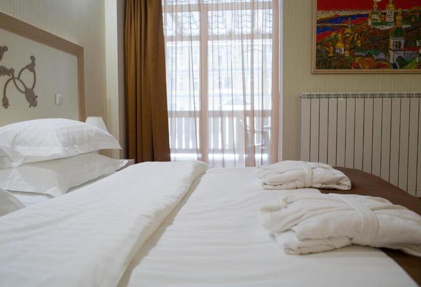 سوئیت جونیور با تراس, Pushcha Congress