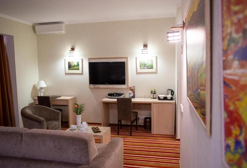 سوئیت جونیور با تراس, Pushcha Congress