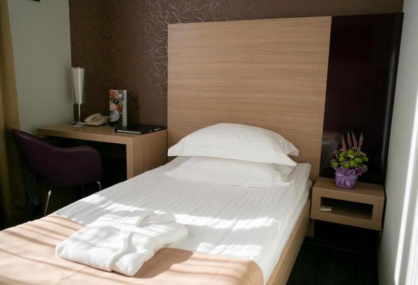 اتاق اکونومی یک تخته, Pushcha Congress