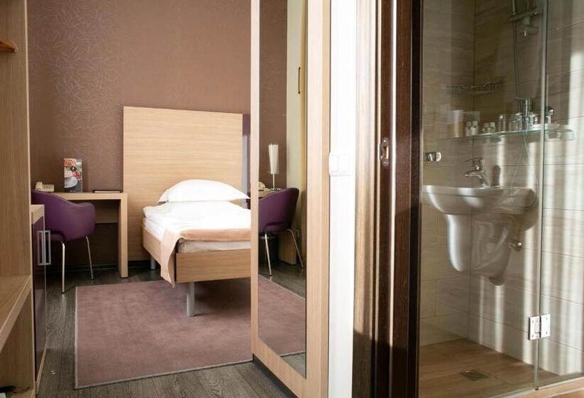 اتاق اکونومی یک تخته, Pushcha Congress