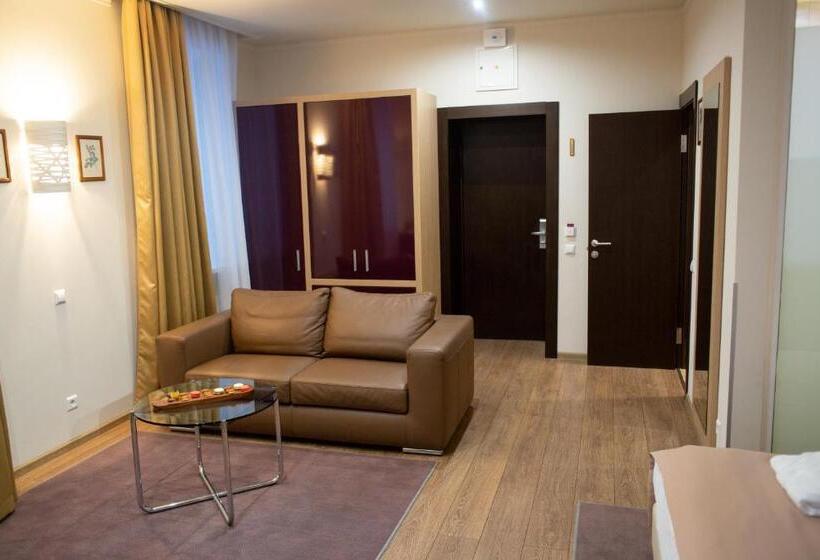 سوییت جونیور, Pushcha Congress