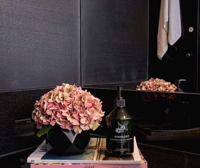 اتاق استاندارد, Sir Albert Hotel, Part Of Sircle Collection