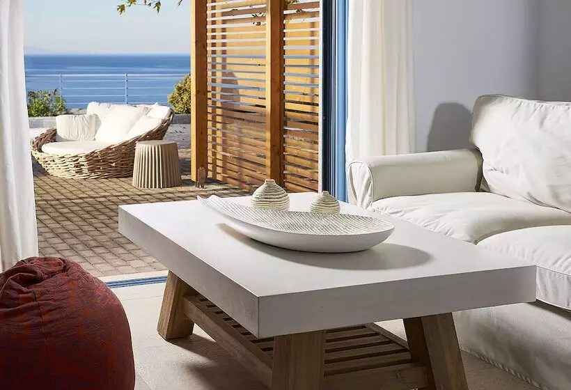 オーシャンビュースイート, Xenia Residence & Suites