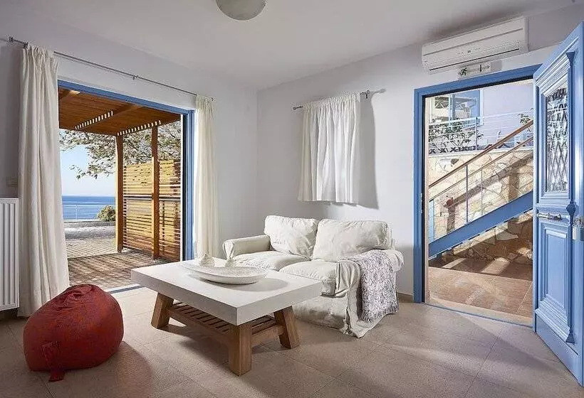 オーシャンビュースイート, Xenia Residence & Suites