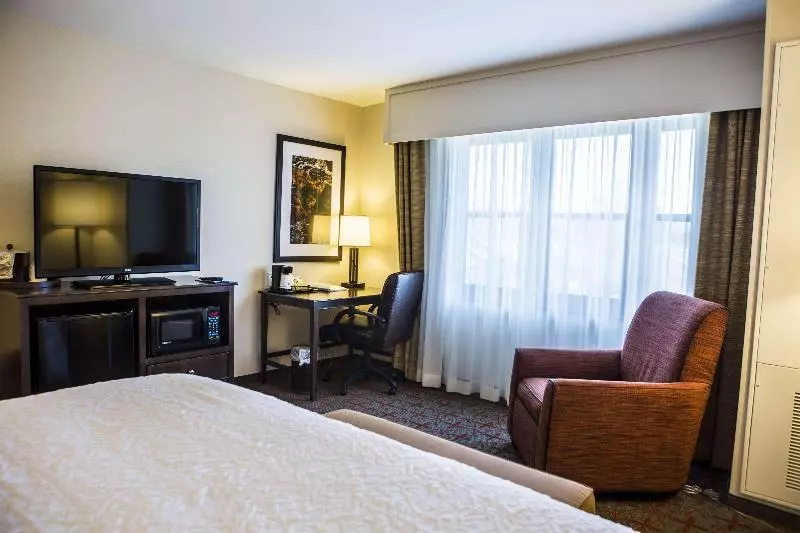キングサイズベッドのスタンダードルーム, Hampton Inn & Suites Lake Placid