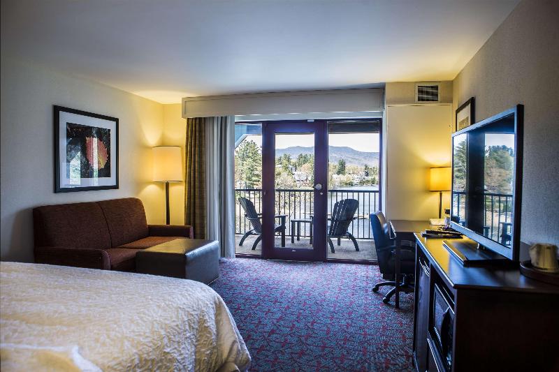 غرفة قياسية مزوَّدة بشُرفة, Hampton Inn & Suites Lake Placid