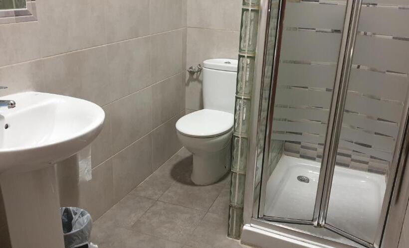 اتاق استاندارد سه تخته با سرویس بهداشتی مشترک, Pension Catedral