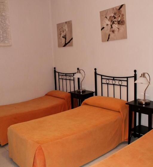 اتاق استاندارد سه تخته با سرویس بهداشتی مشترک, Pension Catedral