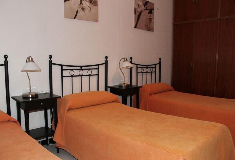 اتاق استاندارد سه تخته با سرویس بهداشتی مشترک, Pension Catedral