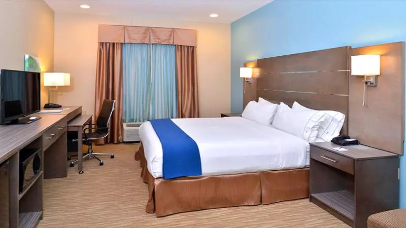 身障者適用キングサイズベッドルーム, Holiday Inn Express And Suites Schulenburg, An Ihg