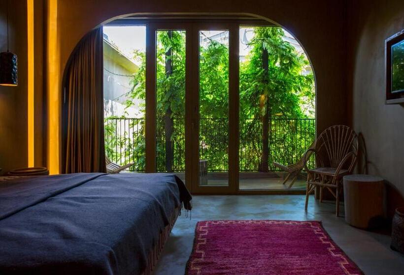 غرفة قياسية مزوَّدة بشُرفة, Life Gallery