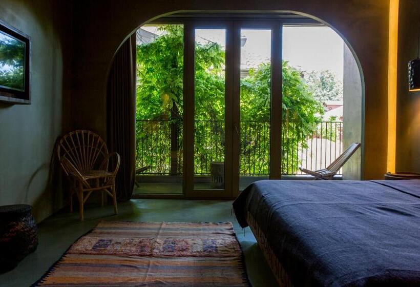 غرفة قياسية مزوَّدة بشُرفة, Life Gallery