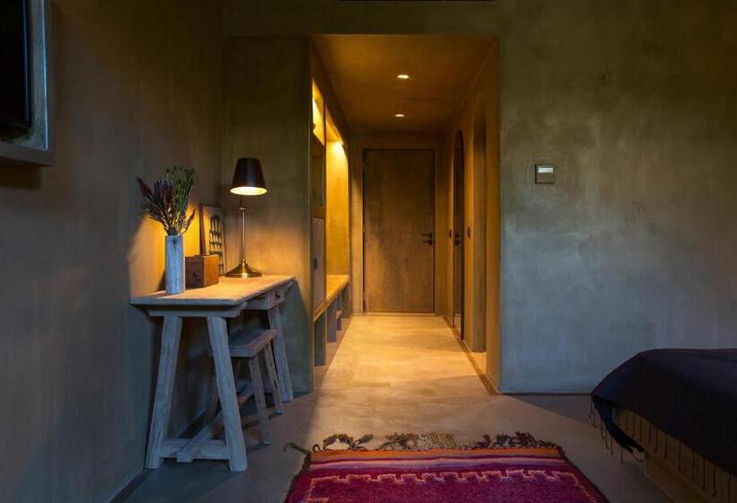 غرفة قياسية مزوَّدة بشُرفة, Life Gallery