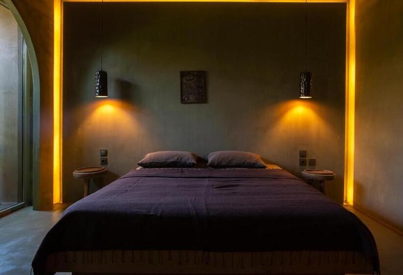 غرفة قياسية مزوَّدة بشُرفة, Life Gallery