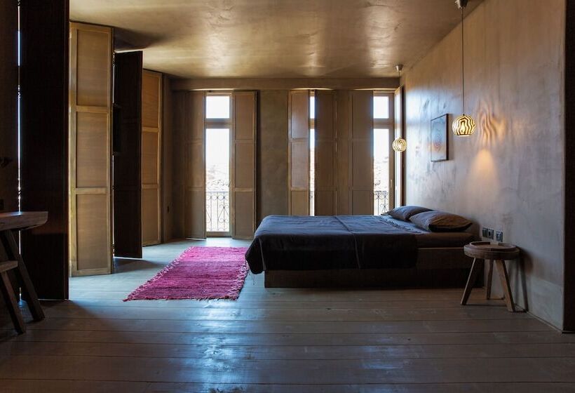 غرفة ديلوكس ثلاثية, Life Gallery