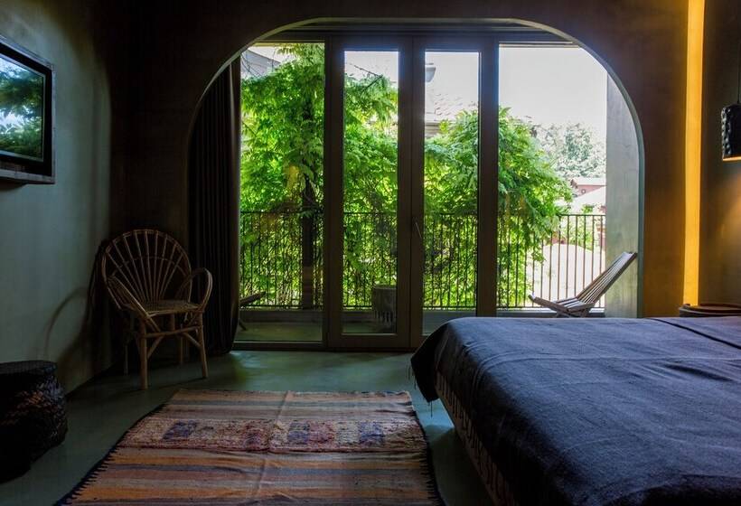 غرفة قياسية مزوَّدة بشُرفة, Life Gallery