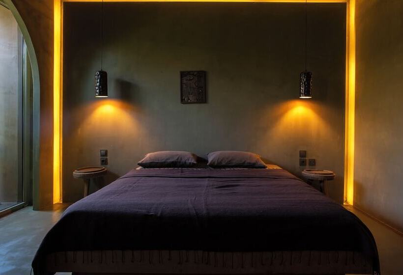 غرفة قياسية مزوَّدة بشُرفة, Life Gallery