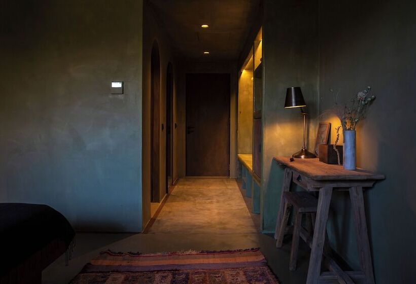 غرفة قياسية مزوَّدة بشُرفة, Life Gallery