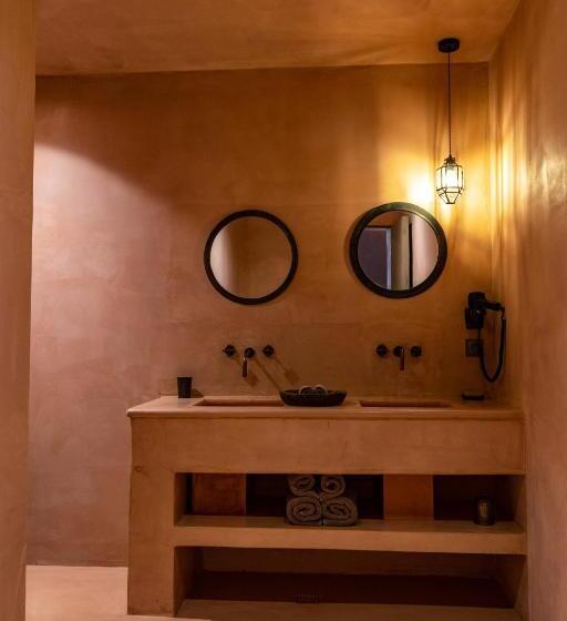 غرفة قياسية مزوَّدة بشُرفة, Life Gallery