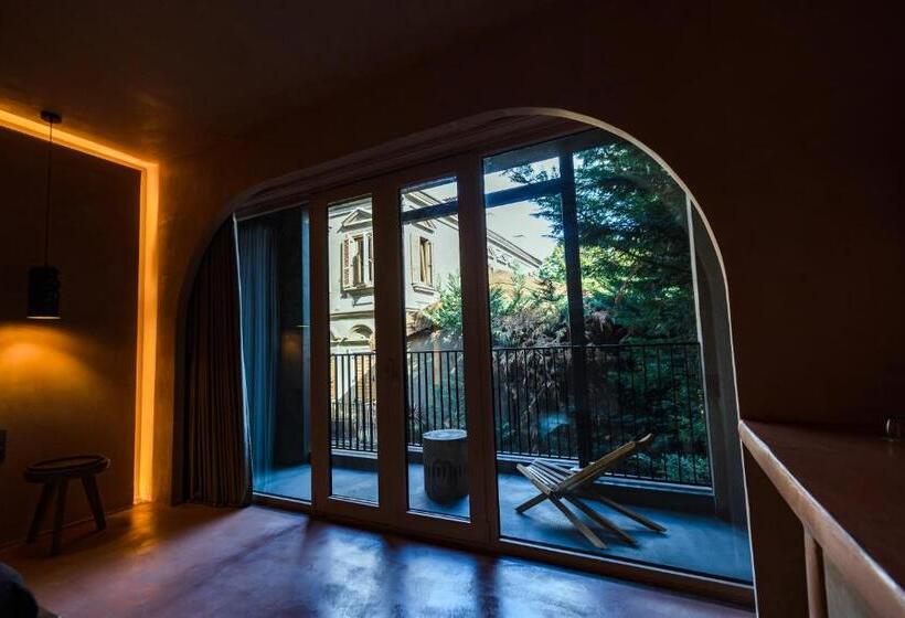 غرفة قياسية مزوَّدة بشُرفة, Life Gallery