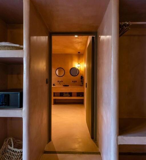 غرفة قياسية مزوَّدة بشُرفة, Life Gallery