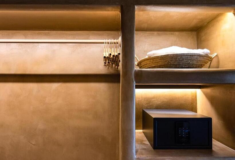 غرفة قياسية مزوَّدة بشُرفة, Life Gallery