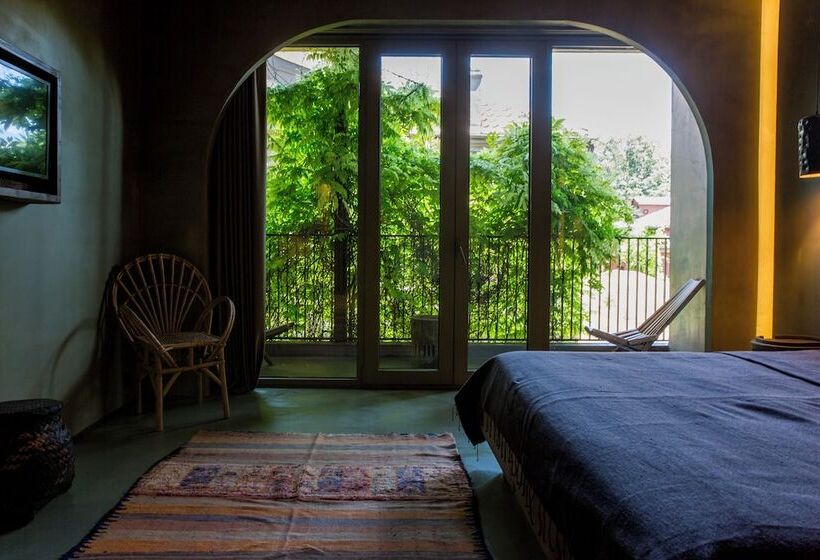 غرفة قياسية مزوَّدة بشُرفة, Life Gallery