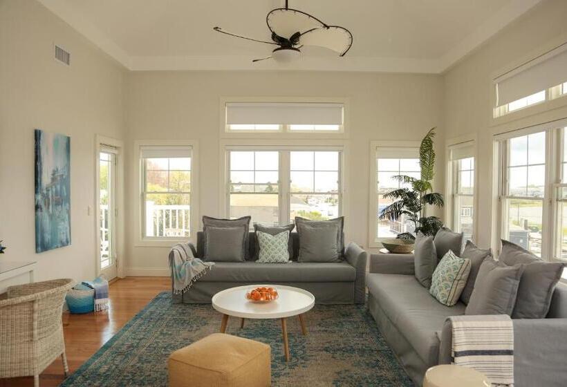 سوییت, The Sea Breeze Inn