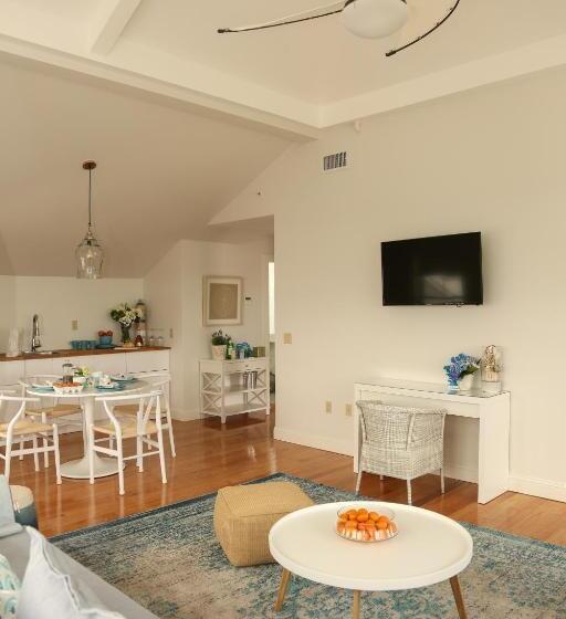 سوییت, The Sea Breeze Inn