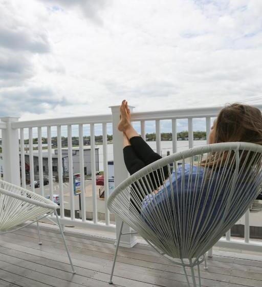 سوییت با چشم‌انداز دریا, The Sea Breeze Inn