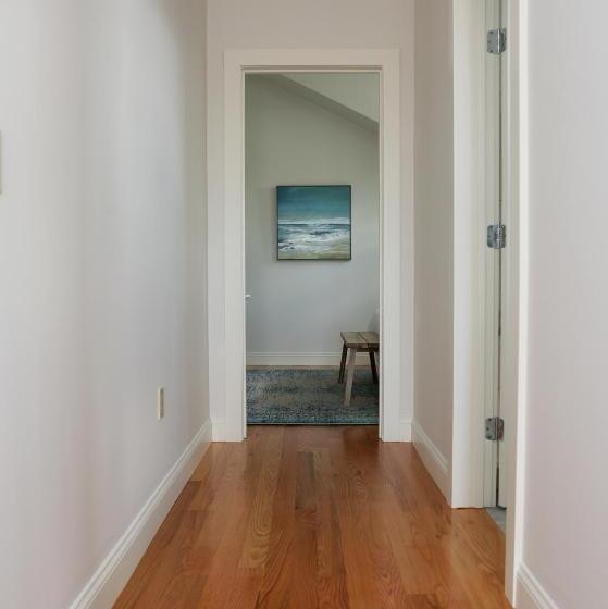 سوییت با چشم‌انداز دریا, The Sea Breeze Inn