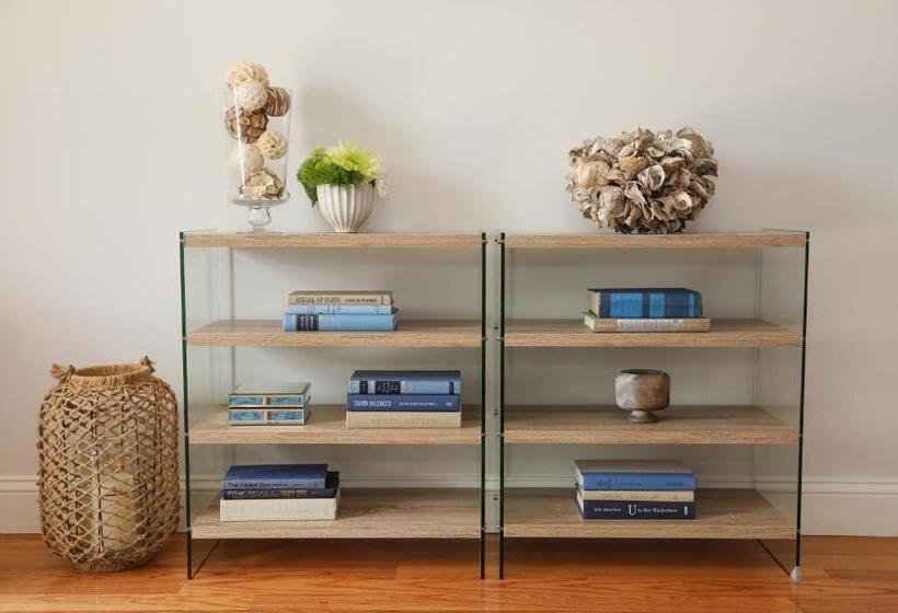 سوییت با چشم‌انداز دریا, The Sea Breeze Inn