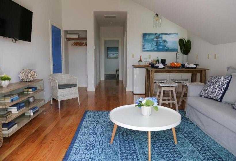 سوییت با چشم‌انداز دریا, The Sea Breeze Inn