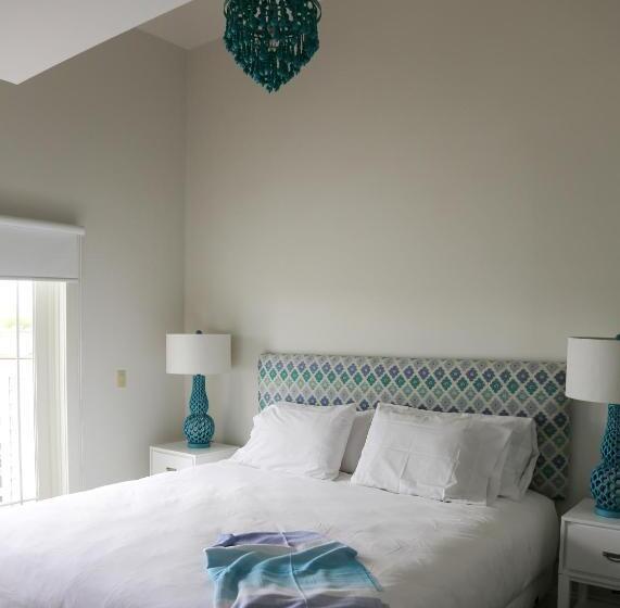 استودیوی لوکس, The Sea Breeze Inn