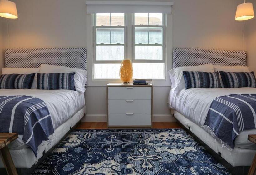 اتاق لوکس, The Sea Breeze Inn