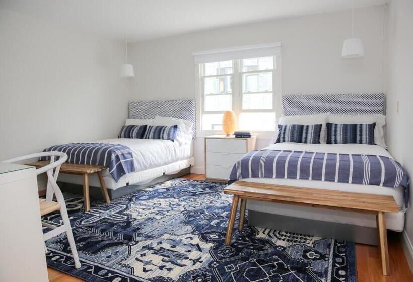 اتاق لوکس, The Sea Breeze Inn