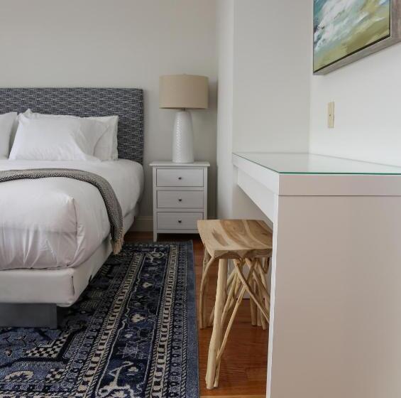 سوییت جونیور با بالکن, The Sea Breeze Inn