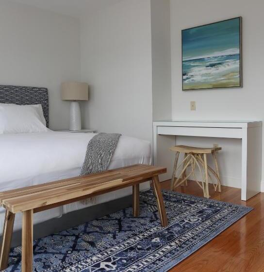 سوییت جونیور با بالکن, The Sea Breeze Inn