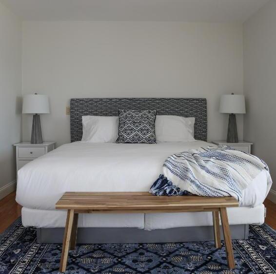 اتاق لوکس با تخت بزرگ, The Sea Breeze Inn