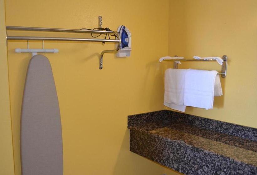 اتاق لوکس, Cloud 9 Inn Lax