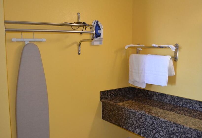 اتاق لوکس, Cloud 9 Inn Lax