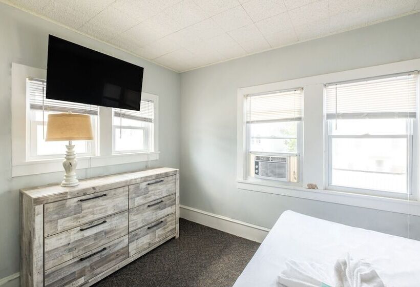 דירת חדר, The Cove