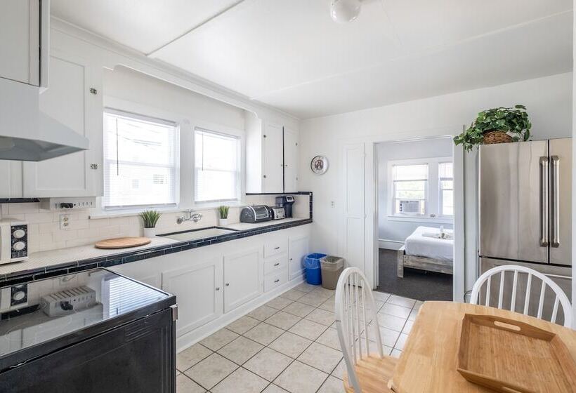 דירת חדר, The Cove