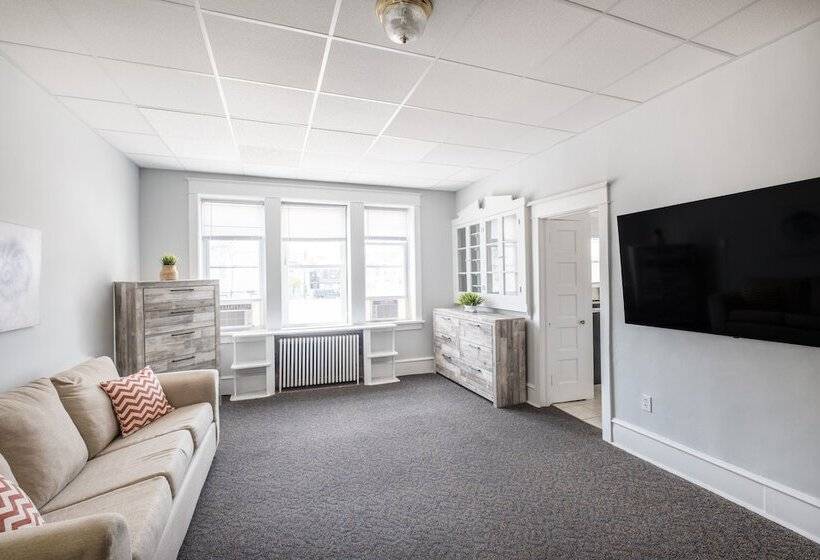 דירת חדר, The Cove