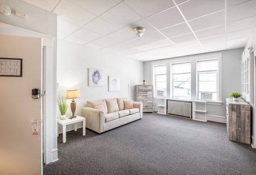 דירת חדר, The Cove