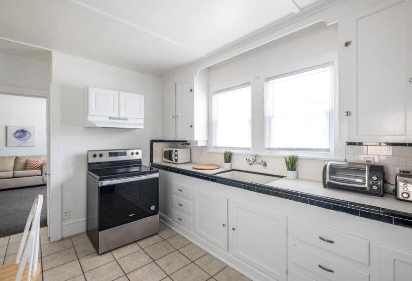 דירת חדר, The Cove