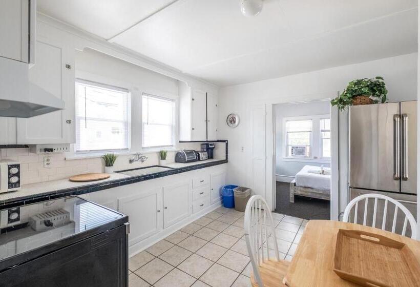 דירת חדר, The Cove