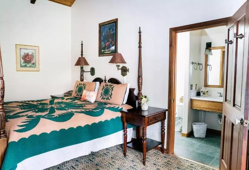Deluxe Room King Size Bed, Kilauea Lodge And Restaurant